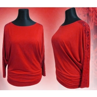 Elegancka bluzka zdobiona kwiatową koronką - czerwona